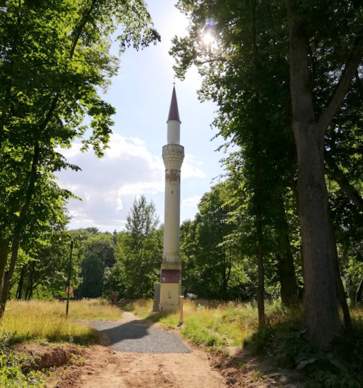 VASAROS GIDAS.  Lietuvos geografinis centras ir netoli stūksantis minaretas
