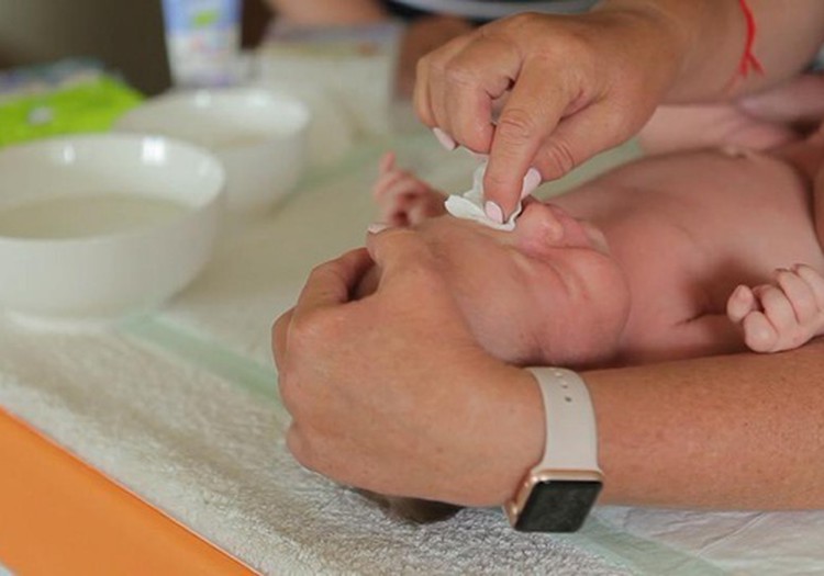 Naujagimio priežiūra: 10 atsakymų į jūsų klausimus