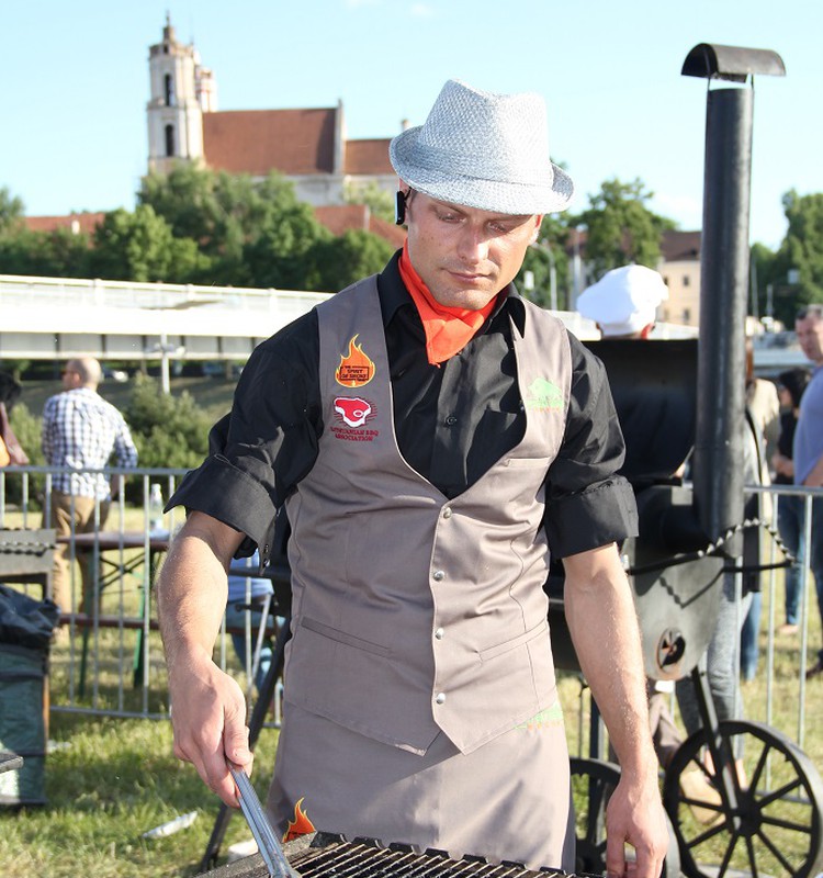 Grilio specialistas: mėsą ne tik kepkite, bet ir rūkykite