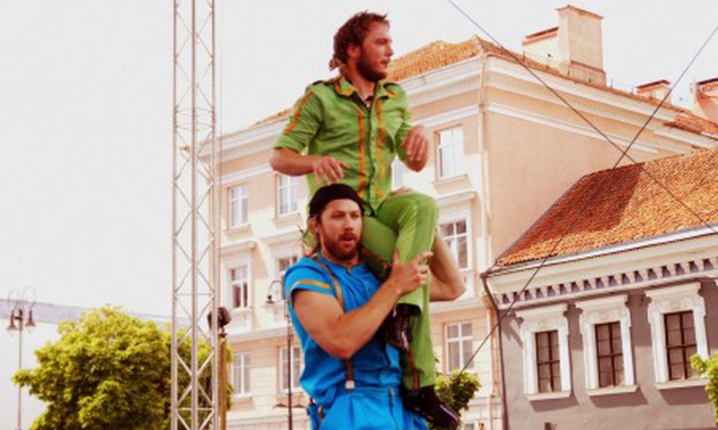 Akrobatų pasirodymas Švedijos Nacionalinės dienos proga