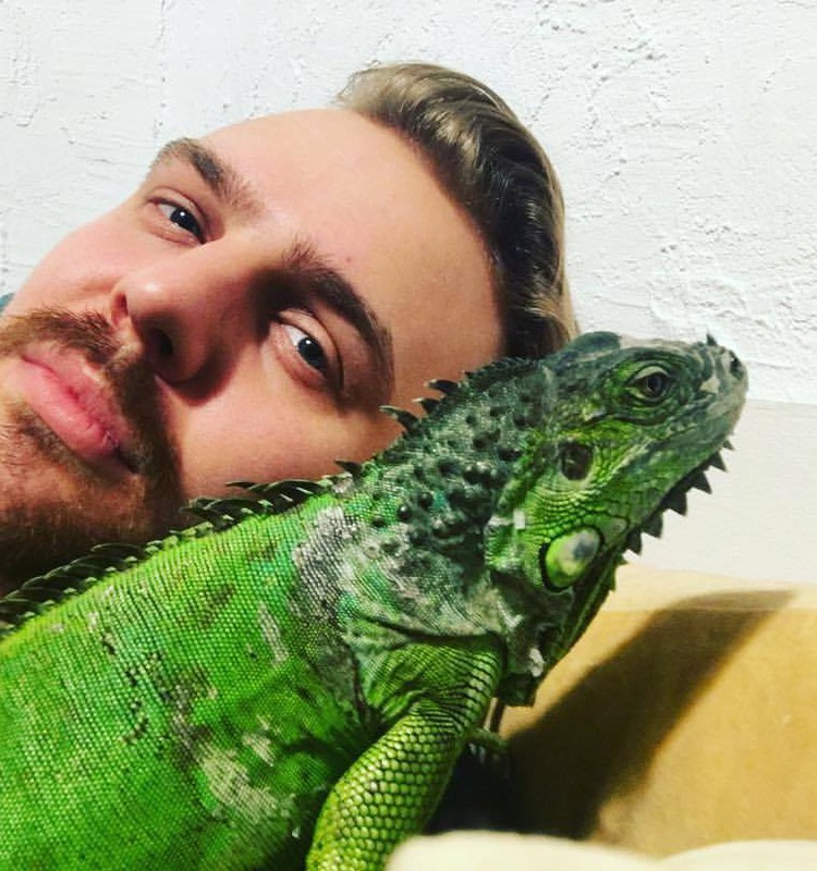 Kalinkinų šeima savo lova mielai dalijasi ne tik su keturiais šuniukais, bet ir iguana bei papūga