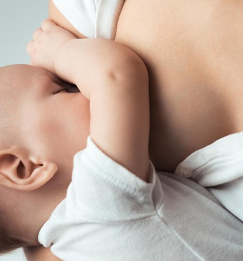 4 patarimai, kaip vėl įpratinti kūdikį imti krūtį