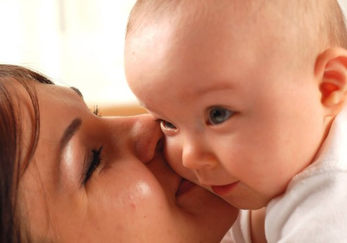 Nepatartina būčiuoti kūdikio į lūpas