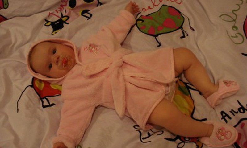 Septintas mėnuo: dukrytė pradėjo ropoti