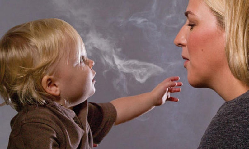 Rūkančių tėvų vaikams didesnė rizika susirgti leukemija