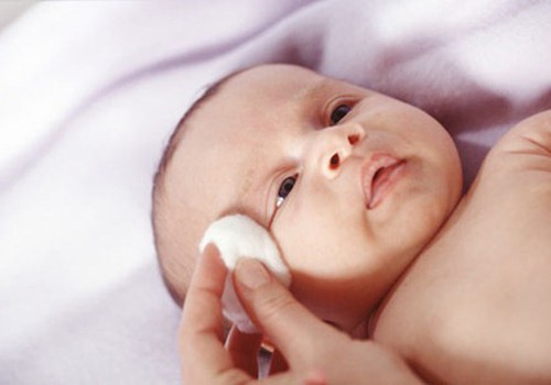 Kaip valyti kūdikiams ausytes? 