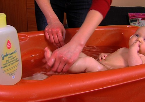 VIDEO: Pirmosios kūdikio maudynės