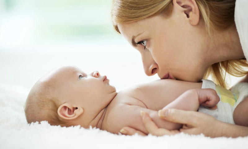 10 dalykų ko NEGALIMA sakyti pirmą kartą tapusiai mamai
