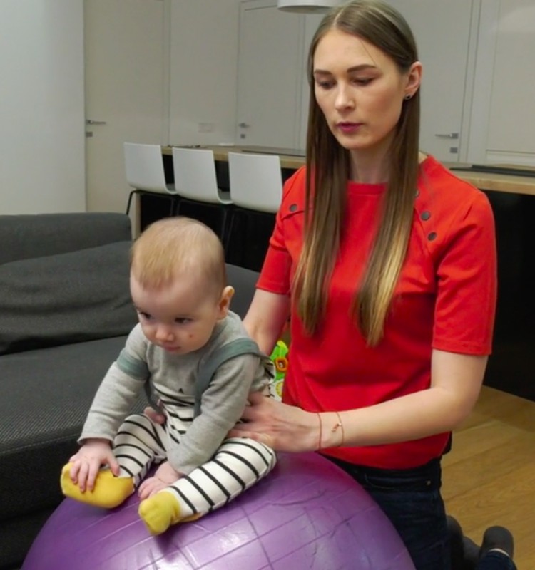 VIDEO: Pratimai ant kamuolio su mažyliu