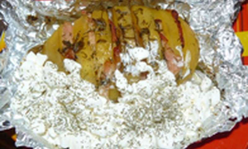 Bulvių "armonika" su šonine ir grūdėta varške