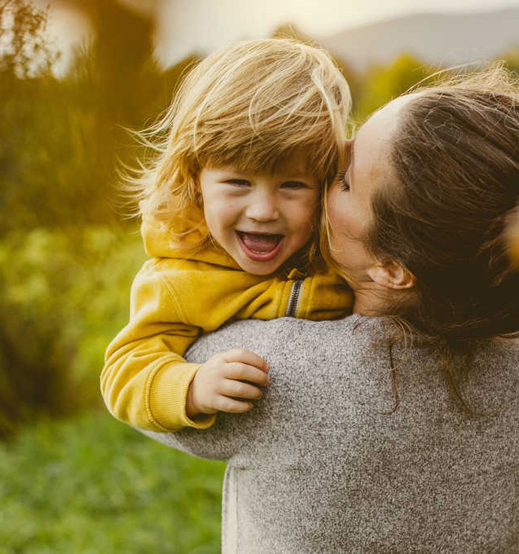 Kodėl vaikai dažnai „šokdina" tik mamas: atsako psichologė