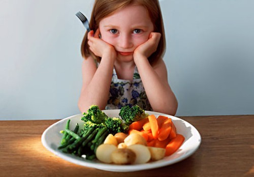 Kai vaikas darželyje atsisako valgyti: psichologės patarimai