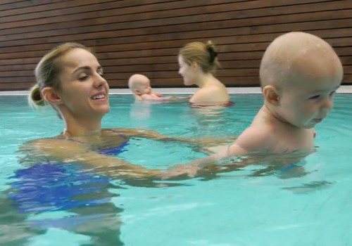 VIDEO: Indrės sūnelio Aleksandro pirmosios maudynės baseine