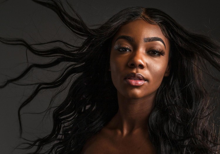 Plaukų kaukės blizgesiui ir stiprumui: rekomendacijos 2025 m.