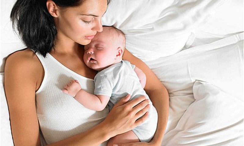 Jei kūdikis išmiega naktį - ar užteks pienelio dieną?