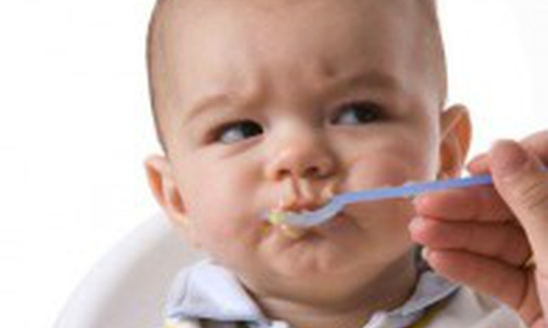 Kūdikis mokosi valgyti šaukštu