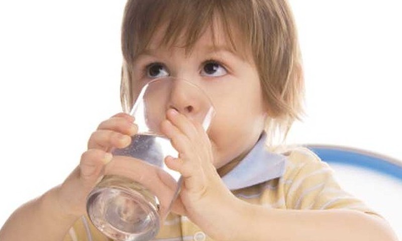 Kokį vandenį naudoti mažylių mityboje?
