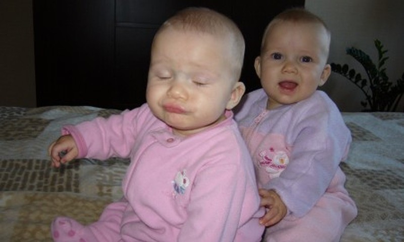 Dvynukės Kamilė ir Saiva - mimikų parade