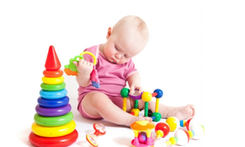Kokie žaidinimai naudingiausi 6-12 mėnesių mažyliui? I dalis