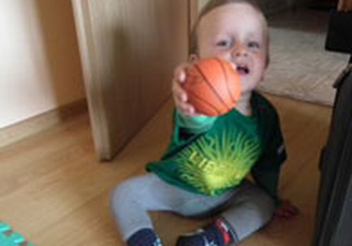 Kurkite FOTOblogus su Huggies Little Walkers krepšinio sirgalių marškinėliais!