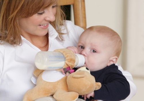 Ar duoti kūdikiui atsigerti vandens tarp maitinimų?