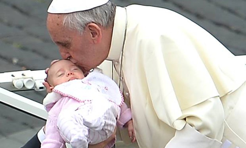 Popiežius Pranciškus skatina žindymą krūtimi viešai