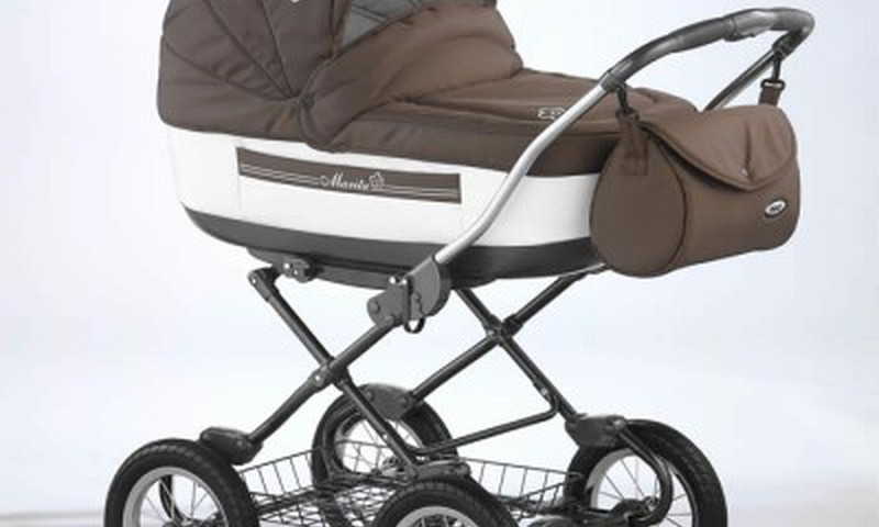 Rastas dvynukų vežimėlis laukia šeimininkų