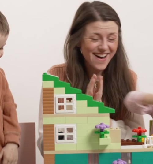 Išbandykite vaidmenų žaidimus su LEGO DUPLO rinkiniu „Šeimos namai“