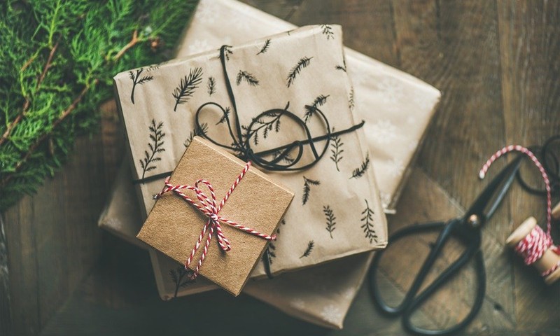 5 skanios idėjos, ką dovanoti ir kaip supakuoti šventines dovanas