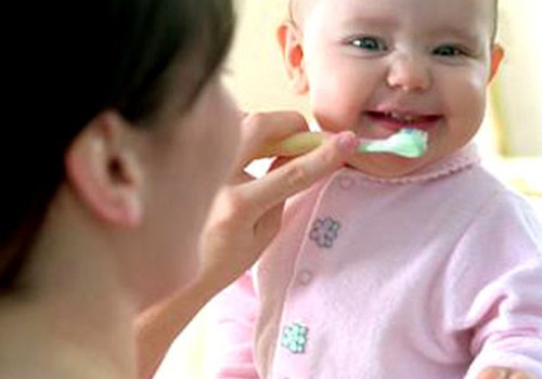 Ar pavojinga vaikams nuryti dantų pastą?
