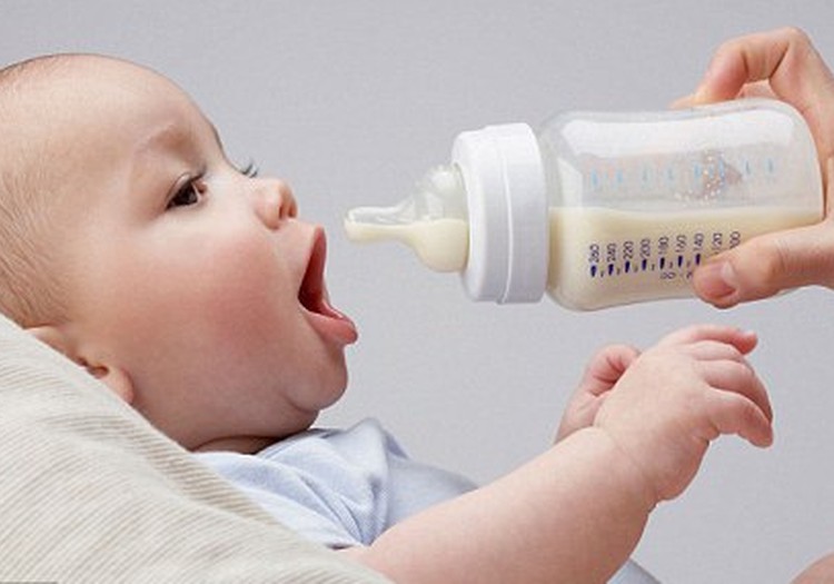 Ar galima mamos pieną pakeisti karvės ar ožkos pienu?