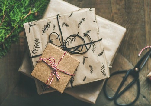 5 skanios idėjos, ką dovanoti ir kaip supakuoti šventines dovanas